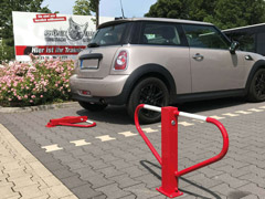 Parkplatzsperre 70 x 70 mm Stahlrohr Überflur 500 mm umlegbar mit 8 mm Dreikantverschluss für Dübelbefestigung